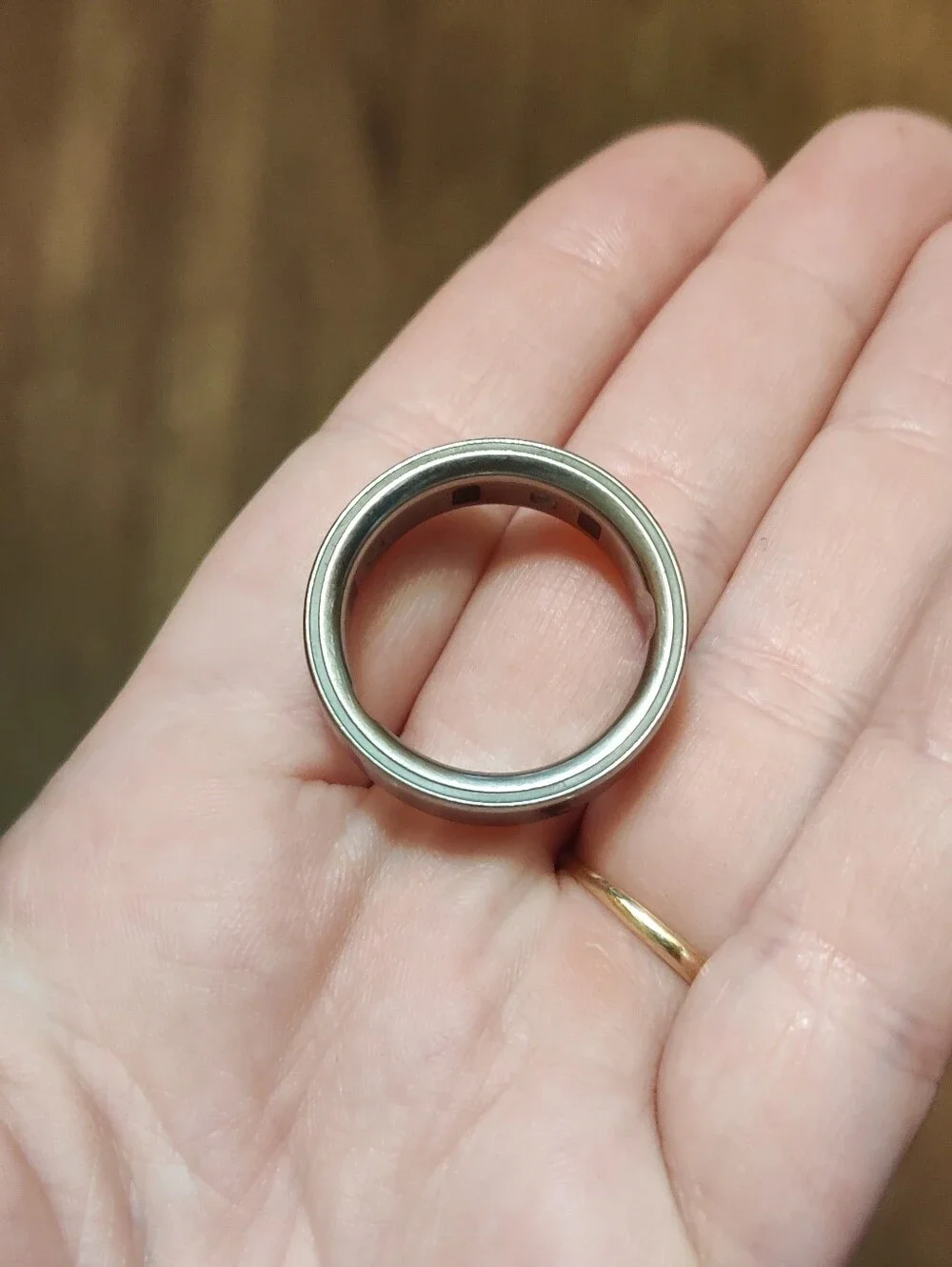 Silver Oura Ring Generation 4 Size 12 and charging base
